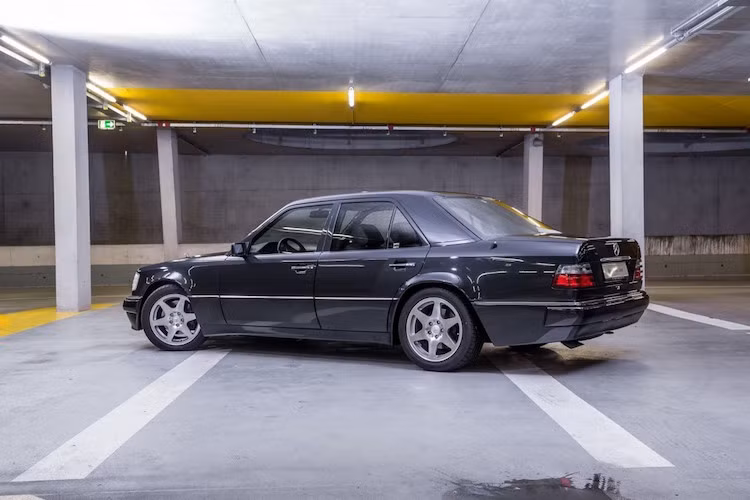 Chỉ có đúng 12 chiếc E60 AMG từng được chế tạo, khiến cho dòng xe này luôn được dân sưu tập săn lùng vào thời nay. Chiếc E60 AMG trong bài viết này thuộc sở hữu của bảo tàng Mercedes tại Đức và có giá bán lên tới 189000 Euro (4,62 tỷ đồng). Trong khi đó tại Mỹ, "hậu duệ" của nó là E63 AMG có giá khởi điểm chỉ 101.700 USD (2,29 tỷ đồng).
