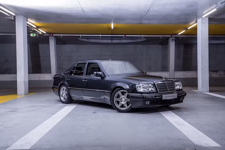 Để tạo ra E60, AMG đã nhận những chiếc 500E của khách hàng sau đó thay toàn bộ động cơ, hệ thống treo, hệ thống xả, bảng đồng hồ và nhiều chi tiết khác đã được hãng "độ" hoặc thiết kế lại.