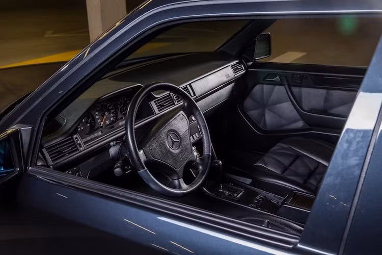 So với 500E, E60 AMG có mặt ghế và các cánh cửa bọc da vân chéo đặc biệt, cùng với vô-lăng thể thao.