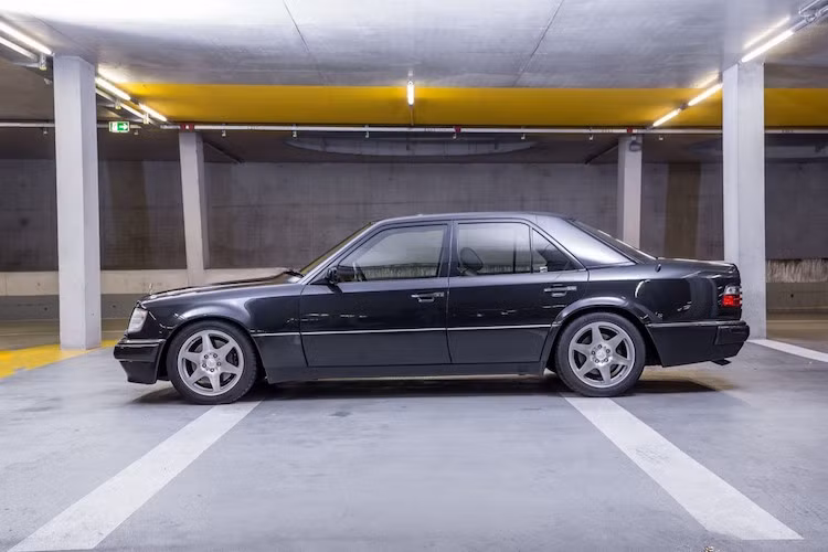 E60 AMG được sản xuất trong khoảng từ năm 1992 tới 1994, chính vì vậy nó được E60 AMG được nhiều người coi là chiếc siêu sedan E-Class đầu tiên được chính thức sản xuất bởi Mercedes - AMG.