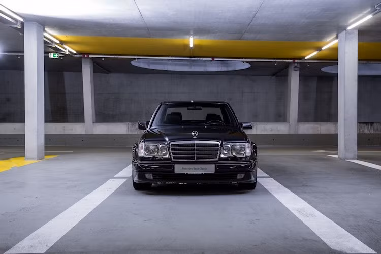 Hãng độ AMG được thành lập từ năm 1967 để "chuyên trị" xe Mercedes; tuy nhiên phải tới năm 1993, Mercedes mới chính thức ký hợp đồng hợp tác với AMG trước khi sở hữu toàn bộ cổ phần vào năm 2005.