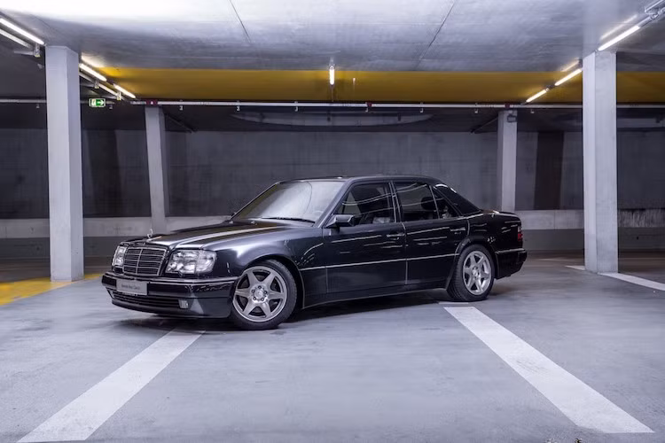 Mặc dù trước Mercedes E60 AMG, hãng xe Đức đã từng có phiên bản 500E mạnh mẽ hơn của dòng sedan E-Class nhưng chiếc xe này được sản xuất dưới sự hợp tác của Porsche, không phải từ hãng độ AMG.