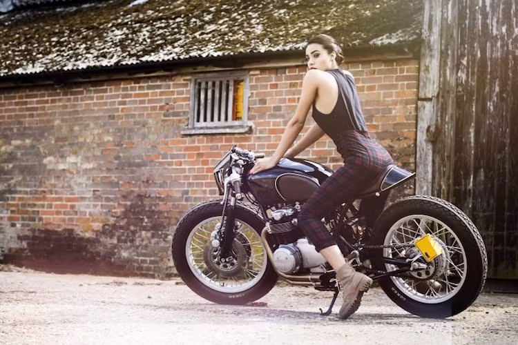 Với bản độ này, xưởng độ xe Old Empire Motorcycles đã lấy cảm hứng từ chiếc máy bay chiến đấu Blackburn Ripon của Anh quốc từ năm 1926 để tạo nên kiểu dáng của chiếc xe.