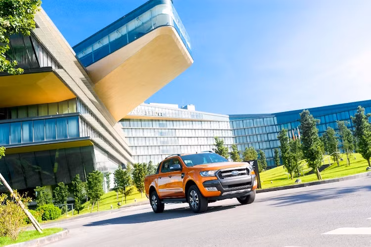 Về động cơ, các phiên bản diesel TDCi năm xy lanh 3.2L Duratorq vẫn giữ nguyên công suất công suất 147 kW và mômen xoắn 470 Nm; trong khi máy diesel TDCi bốn xy lanh 2.2L Duratorq được cải tiến để tiết kiệm nhiên liệu hơn 20%.