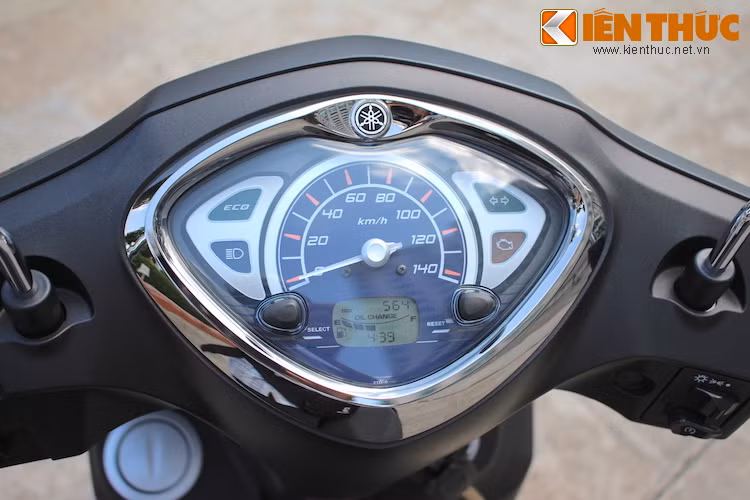 Bảng đồng hồ của xe đơn giản với đồng hồ báo tốc độ ở chính giữa và một màn hình nhỏ hiển thị các thông tin về mức xăng, hành trình, báo giờ... ở bên dưới. Đặc biệt, xe còn có thêm một đèn báo tiết kiệm nhiên liệu ECO, sẽ tắt đi khi người lái thốc ga mạnh hay vận hành xe không tối ưu.