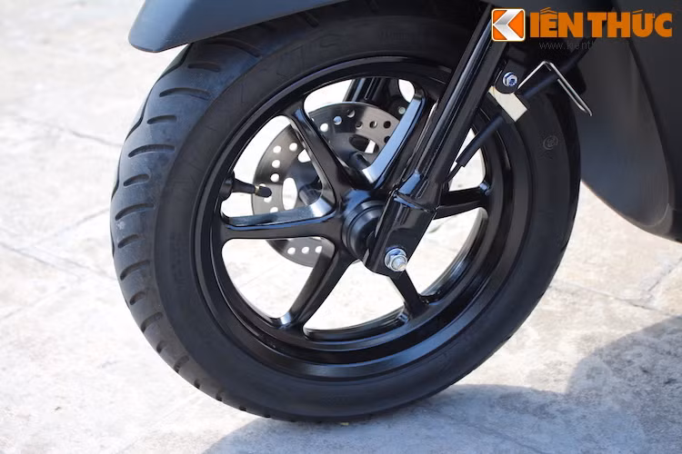 Ở bánh trước, Acruzo được trang bị phanh đĩa và bánh xe 12 inch y hệt như Nozza Grande, tuy nhiên bánh sau chỉ có kích thước 10 inch.