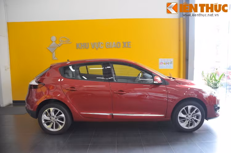 Ở hai bên thân, xe có nẹp chrome sang trọng nằm bên dưới những cánh cửa, cùng với bộ mâm đúc 5 cánh xoắn, 2 tông màu 17 inch có thiết kế khá độc đáo.