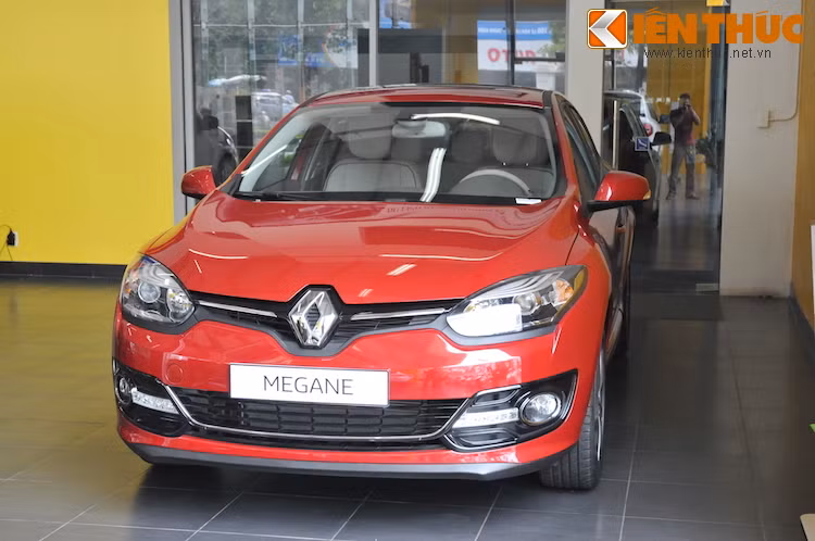Nằm ở chính giữa mũi xe là logo Renault hình con thoi với kích thước rất lớn, bao quanh bởi lưới tản nhiệt mảnh dẻ và những đèn pha dạng projector kéo dài về phía sau.