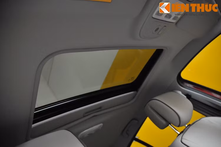 Ở phía trên trần xe, Megane được trang bị một cửa sổ trời kéo dài gần hết hàng phía trước.