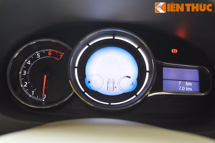Bảng đồng hồ được tách thành 3 phần rõ rệt, trong đó đồng hồ tốc độ, mức xăng và nhiệt độ nước nằm ở chính giữa là một màn hình LCD đơn sắc, với ánh sáng xanh dịu mắt.
