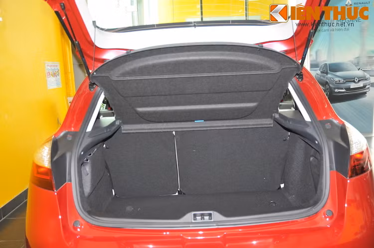 Kích thước khoang hành lý của Megane khá lớn, kèm theo hàng ghế sau có thể gập 60/40 giúp xe có khả năng chở những món đồ cồng kềnh một cách linh hoạt hơn. Tại Việt Nam, Megane được trang bị động cơ I4 1.6l 120 mã lực/195 Nm kèm hộp số tự động vô cấp CVT.