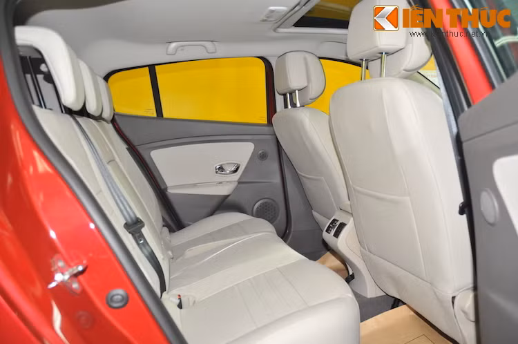 Một ưu điểm lớn của Megane đó là hệ thống điều hòa 2 vùng độc lập, có cửa gió dành riêng kèm theo chức năng lọc bụi/khử mùi. Trang bị giải trí của xe với hệ thống âm thanh 8 loa của Arkamy, đầu CD với kết nối audio, USB, AUX, Bluetooth...