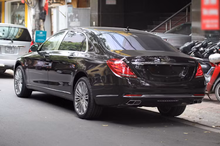 Trong suốt thời gian qua, Mercedes-Maybach S600 cũng liên tục là chủ đề bàn tán của dân chơi xe Việt. Có thiết kế dựa trên thế hệ S-Class mới (W222), cụ thể hơn là phiên bản S600L, nhưng Maybach S600 dài hơn tới hơn 200mm. Chiều dài tổng thể của xe là 5.453mm, cùng với khoảng cách trục cơ sở 3.365mm.