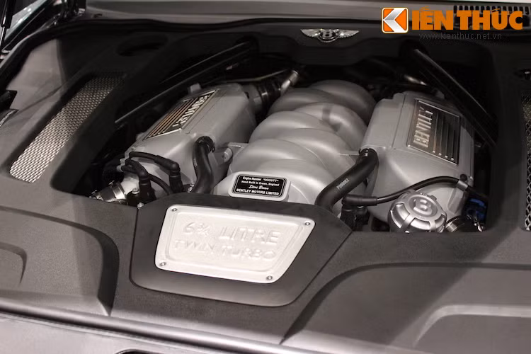 Dù vẫn được trang bị động cơ 6,75l tăng áp kép V8 như phiên bản Mulsanne bình thường, nhưng Bentley đã nâng công suất trên Mulsanne Speed bằng cách thiết kế lại hoàn toàn các buồng đốt, các cổng nạp/xả, bổ sung hệ thống phun nhiên liệu trực tiếp, thay đổi tỉ số nén, trang bị hệ thống điều khiển van biến thiên và kiểm soát tốc độ quay của 2 tăng áp.