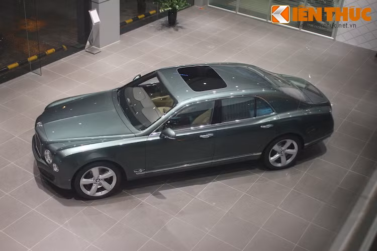 Với hộp số tự động 8 cấp ZF và hệ dẫn động cầu sau, Mulsanne Speed có thể đạt 100 km/h từ khi đứng yên chỉ trong 4,8 giây và tốc độ tối đa 305 km/h – những con số cực kỳ ấn tượng với một chiếc limo nặng tới 2,7 tấn!