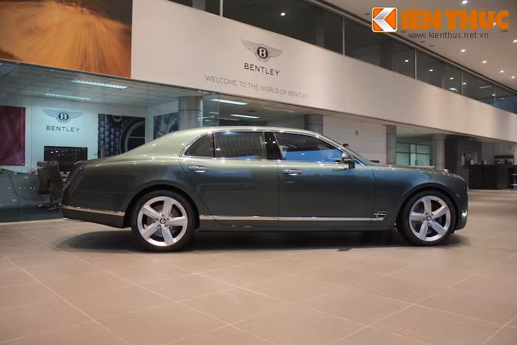 Nhìn từ hai bên thân xe, chi tiết rõ rệt nhất để có thể nhận ra Mulsanne Speed là bộ mâm mới bằng nhôm nguyên khối với kích thước 21 inch.