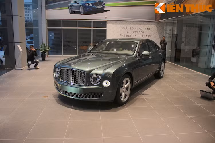 Công suất của Mulsanne Speed đạt 530 mã lực - tăng nhẹ so với con số 505 mã lực trên Mulsanne thường. Tuy nhiên mô-men xoắn của xe đã đạt tới 1100 Nm và trở thành chiếc xe thương mại sở hữu động cơ có mô-men xoắn cao nhất từ trước tới nay của Bentley.