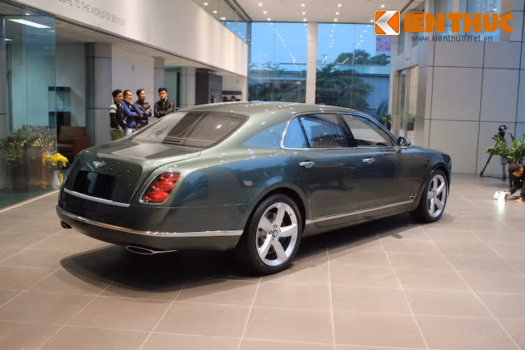 Hệ thống treo khí được bổ sung thêm chế độ Sport với độ cứng giảm xóc lớn hơn để đem lại khả năng xử lý linh hoạt và giảm hiện tượng nghiêng thân xe khi vào cua. Hệ thống lái cũng được điều chỉnh lại nhằm đem tới cảm giác vô-lăng thật, nhạy và chính xác hơn.
