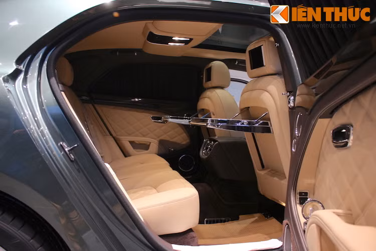 Tuy nhiên, nơi tập trung mọi "tinh hoa" của Mulsanne Speed nằm ở hàng ghế sau trên xe, với các ghế ngồi cực kỳ thoải mái nhờ không gian rộng rãi và các tiện nghi xa hoa.