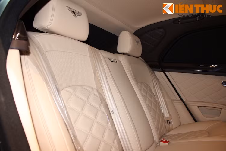 So với bản thường, Mulsanne Speed sở hữu các ghế ngồi chần chỉ vân kim cương và thêu logo trên mỗi gối tựa đầu. Nếu như muốn những chi tiết này xuất hiện trên Mulsanne bản thường, chủ xe sẽ phải đặt hàng bộ phận Mulliner đặc biệt của Bentley.