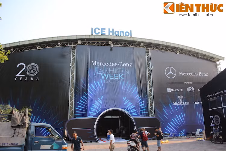 Là một hoạt động được Mercedes tổ chức thường niên tại nhiều quốc gia, triển lãm - tuần lễ thời trang Mercedes Fashion Week 2015 sẽ diễn ra tại Cung văn hoá Hữu nghị Việt-Xô, Hà Nội từ 27 tới 30/8/2015.