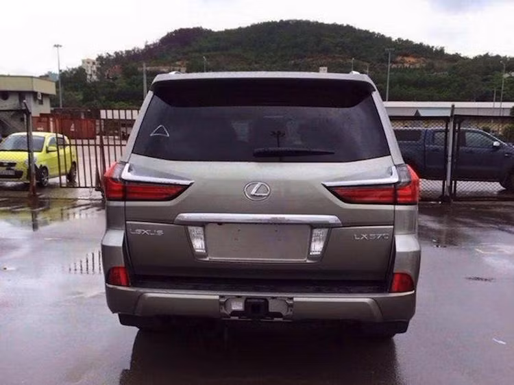 Phía sau của chiếc xe cũng có những thay đổi đáng kể như cột D được vát chéo hơn ở phần kính và bộ đèn hậu LED góc cạnh hơn.