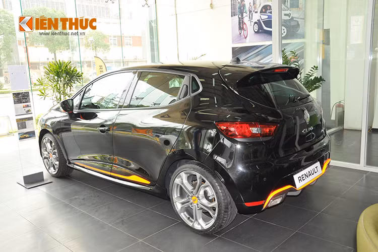 Là một phiên bản thể thao, Renault Clio RS 200 EDC sở hữu ngoại hình ấn tượng hơn với bộ bodykit đặc biệt, mâm bản lớn 5 chấu kép và những đường kẻ chỉ vàng/đỏ nổi bật bên dưới thân xe.