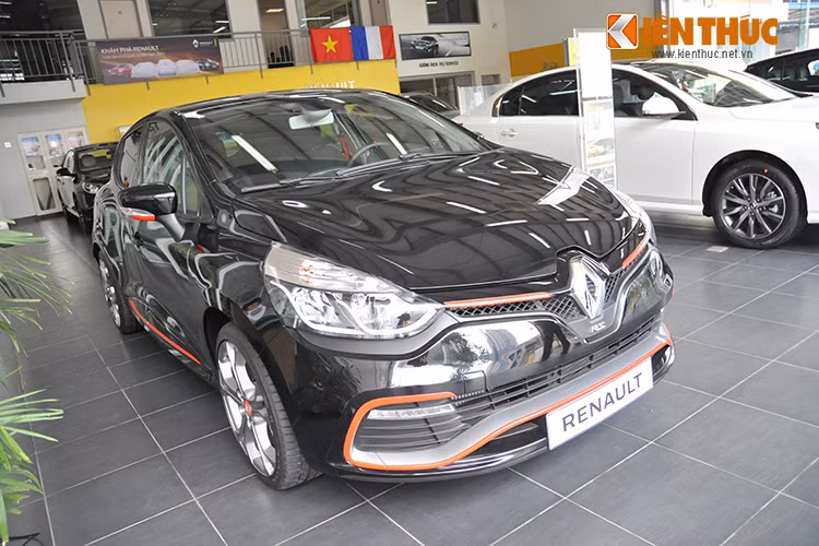 Ra đời từ năm 1990, Clio là mẫu xe hatchback hạng B của nhà sản xuất nổi tiếng nước Pháp Renault, được tạo ra nhằm cạnh tranh với các đối thủ như Ford Fiesta hay Volkswagen Polo.