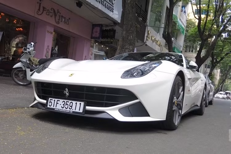 Nằm dưới nắp ca-pô của F12Berlinetta là khối động cơ V12 6.3l nạp khí tự nhiên với công suất lên tới 730 mã lực và mô-men xoắn cực đại 690 Nm. Trước khi chiếc siêu xe hàng đầu LaFerrari xuất hiện, đây là khối động cơ mạnh nhất trong lịch sử hãng.