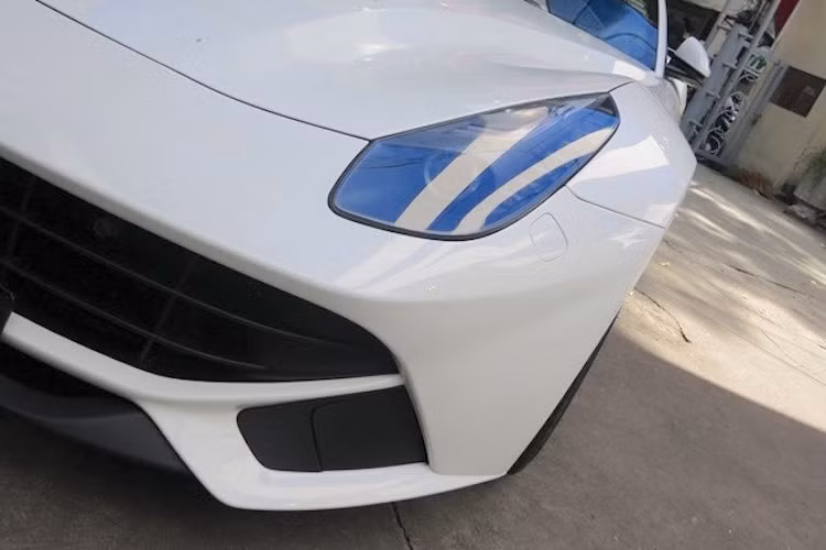 Là một trong những mẫu xe đầu tiên được thiết kế theo phong cách mới của Ferrari, F12Berlinetta nổi bật với các đèn pha màu khói vuốt về phía sau và lưới tản nhiệt lớn. Ở dưới 2 góc lưới tản nhiệt, chiếc xe còn có 2 khe khí động học chủ động, chỉ mở ra khi vận hành ở tốc độ cao hay trên đường đua.