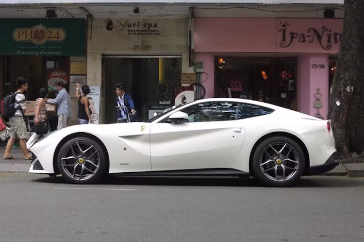 Phần thân xe dáng fastback đậm chất GT thanh lịch của F12Berlinetta cũng được ứng dụng các giải pháp khí động học sáng tạo, chẳng hạn như 2 khe thoát xuyên từ nắp ca-pô qua hai bên vè trước được Ferrari gọi là "cầu khí" (Air Bridge), giúp tăng lực nén thân xe ở tốc độ cao.