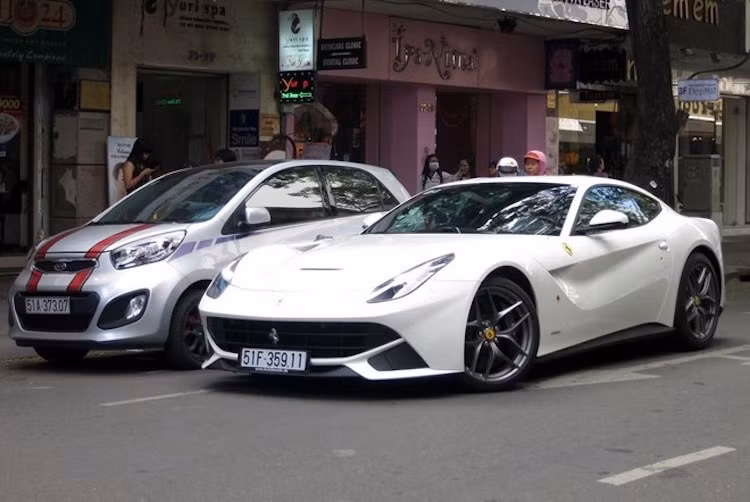Như vậy, đây là chiếc F12Berlinetta thứ 2 ở Việt Nam ra biển số và là chiếc duy nhất tại TP.HCM, sau chiếc màu đỏ Rosso Corsa nằm ở Hà Nội.
