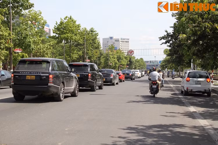 ...Nối theo sau là những chiếc Range Rover đẳng cấp của Anh.