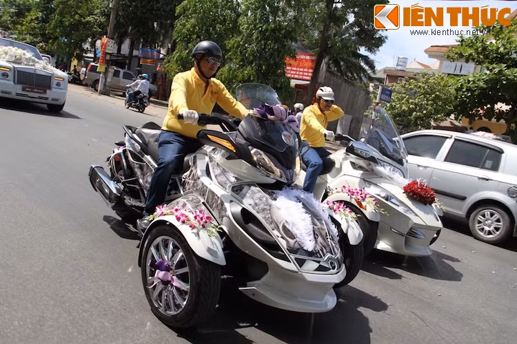 Cả 2 chiếc Can-Am cũng được trang hoàng thành "xe hoa" mừng ngày vui của cô dâu chú rể.