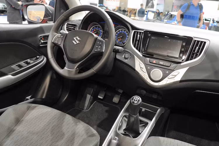 Nội thất của xe giản dị với nhiều chi tiết nhựa và ghế nỉ. Tuy nhiên bù lại Suzuki đã trang bị cho xe một số tiện nghi khá hấp dẫn.