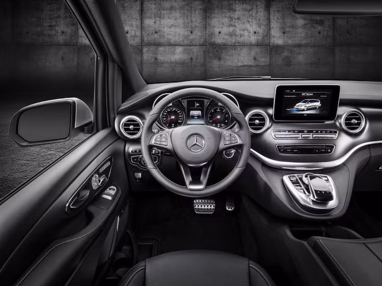 Ở bên trong, các chi tiết ốp của xe được thay bằng sợi carbon thể thao, đồng thời những pedal cũng được làm bằng nhôm.