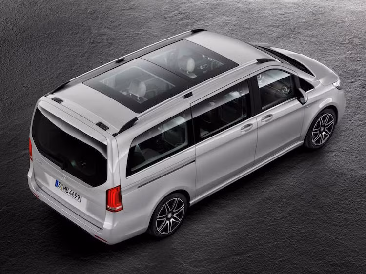 Đặc biệt, gói trang bị này sẽ bổ sung cho V-Class cửa sổ trời Panorama với kích thước lớn nhất phân khúc.