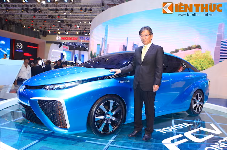 Chiếc xe ý tưởng Toyota FCV là 1 trong 2 mẫu concept duy nhất tại triển lãm năm nay. Mẫu xe này hiện đã được Toyota "hiện thực" hóa và bán thử nghiệm tại một số nước dưới tên gọi Mirai (tiếng Nhật nghĩa là tương lai).