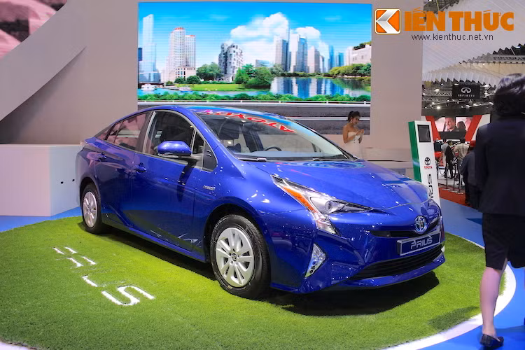 Mẫu xe "xanh" thứ 2 của Toyota tại VMS 2015 là chiếc xe kết hợp xăng-điện (hybrid) Prius thế hệ mới nhất. Là mẫu xe hybrid đầu tiên được sản xuất hàng loạt trên Thế giới, tới nay Prius đã trải qua 4 thế hệ.