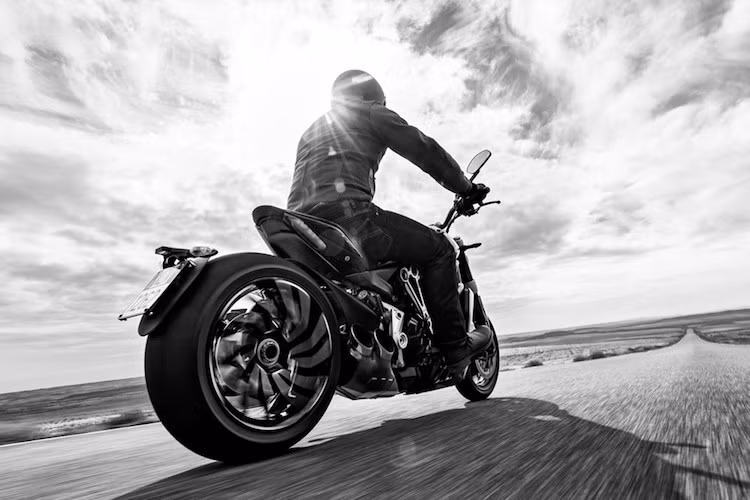 So với Diavel thường, mẫu xe này có mâm lốp khác, truyền động bằng dây đai, thân xe có thiết kế mới với tư thế ngồi cruiser có thể điều chỉnh theo 60 kiểu khác nhau. Động cơ của xe cũng được nâng cấp để có mô-men xoắn có thể đạt được ở vòng tua lớn hơn.