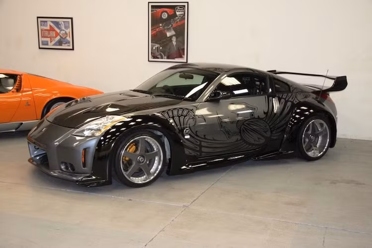 Hiện đang được công ty chuyên mua bán xe cổ, xe hiếm Cheshire Classic Car rao bán tại Anh, chiếc Nissan 350Z của "trùm cuối" Tokyo Drift có giá 149.995 Bảng (khoảng gần 6 tỷ đồng).