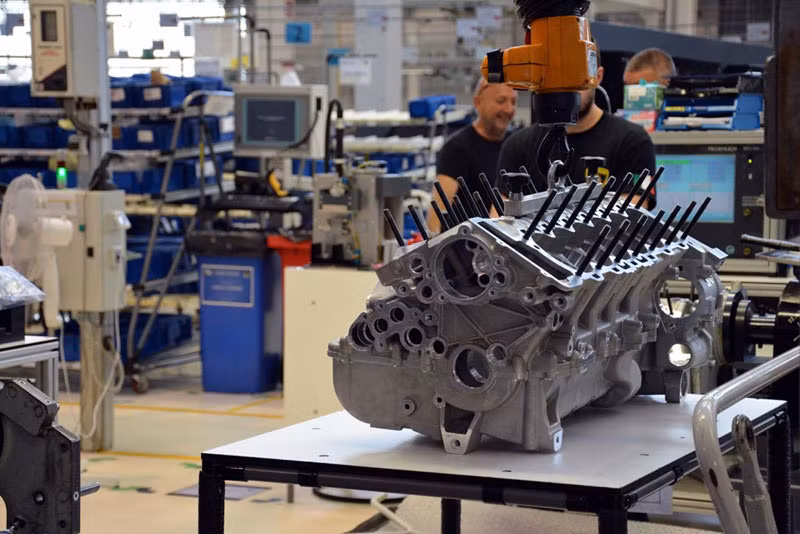 Thân máy của những "siêu bò" nhà Lamborghini đều do một đối tác thứ 3 sản xuất do hãng không có xưởng đúc.
