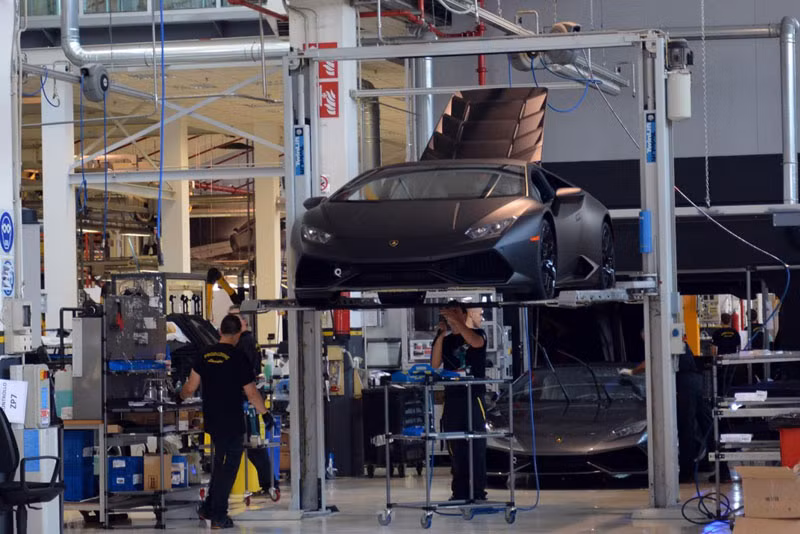 Sau khi lắp ráp xong, mỗi chiếc Lamborghini sẽ phải trải qua 3 vòng kiểm tra gắt gao, trong đó có 1 vòng sử dụng cả đèn laser và camera để "soi" từng khiếm khuyết trên xe. Vòng cuối cùng là vòng chạy thử khoảng 32-48 km tại các con đường xung quanh nhà máy.