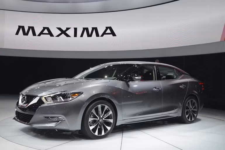 Nissan chịu khá nhiều "búa rìu" dư luận khi tung ra chiếc sedan cỡ trung "thể thao" Maxima thế hệ mới, với vẻ ngoài khá "dị" và hộp số vô cấp CVT.