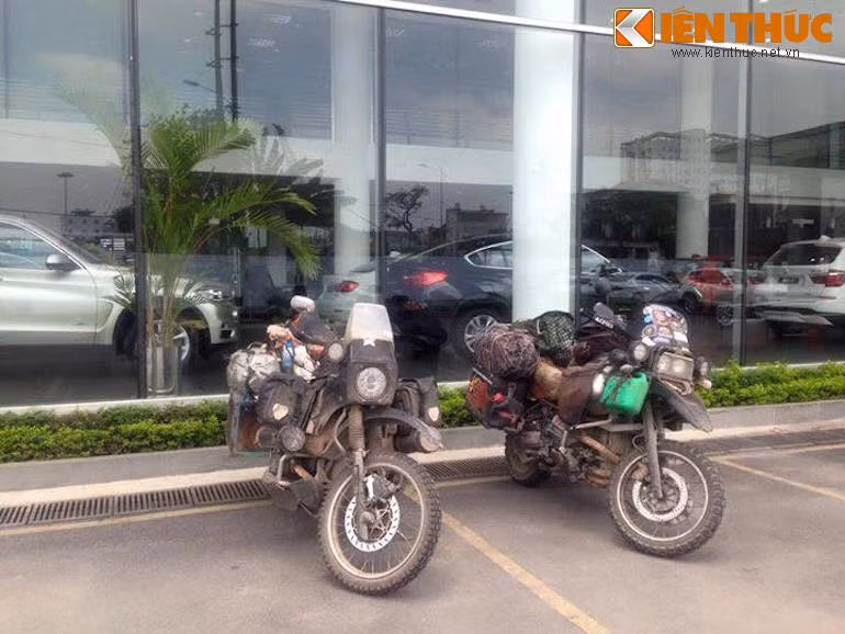 Để đi du lịch vòng quanh Thế giới, phương tiện của chị Anne là BMW R80 GS Dakar (trái), và anh Patricius đã lựa chọn một chiếc BMW R1100 GS đời 1996 (phải).
