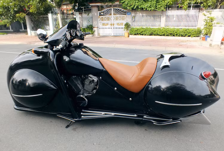  Dựa trên chiếc Henderson Custom 1930, anh Trần Quang Đức (hay còn được biết đến với tên Đức Tào Phớ) - một người đam mê xe PKL đã tạo ra một bản sao từ cỗ máy Honda Shadow 600.
