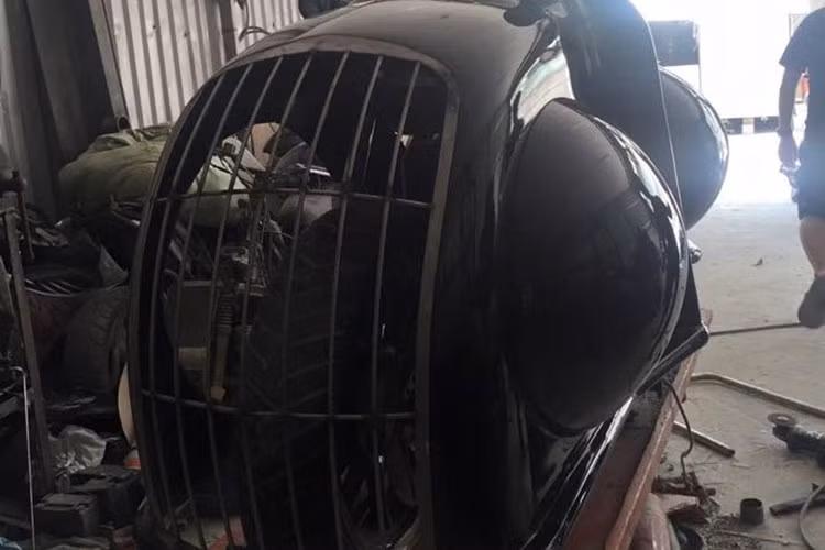 Sau khi dàn áo đã gần hoàn thiện, những chi tiết khác trên xe như "lưới tản nhiệt" lớn phía trước tiếp tục được chăm chút.