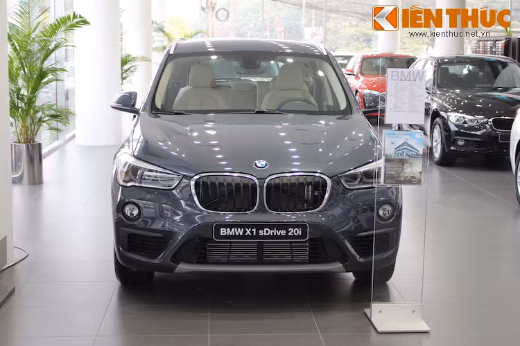 Thiết kế của X1 mang phong cách "lượm lặt" từ nhiều chiếc BMW lớn hơn, trong đó cản trước của xe có đèn sương mù và các hốc hút gió gợi nhớ tới "đàn anh X5. 2 lưới tản nhiệt hình bầu dục lớn khá giống 7 Series.