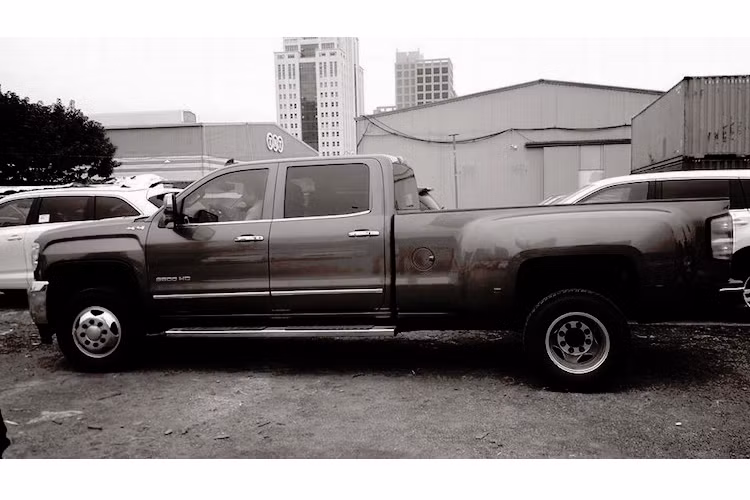 Chiếc GMC Sierra 3500HD duy nhất tại Việt Nam vừa được nhập về Hà Nội bởi một nhà nhập khẩu tư nhân. Tại Mỹ, giá khởi điểm cho chiếc xe là 34.635 USD.