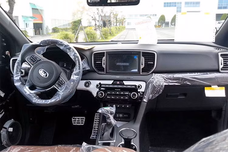  Nội thất của Sportage mới mang thiết kế khá giống Sorento và có hệ thống thông tin giải trí với màn hình lớn ở trên táp-lô. Nhiều chi tiết được lấy từ chiếc sedan Optima.